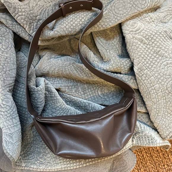 Leather brown crossbody bag from cos. Looks like banana bag from the row - Picture 3 of 5